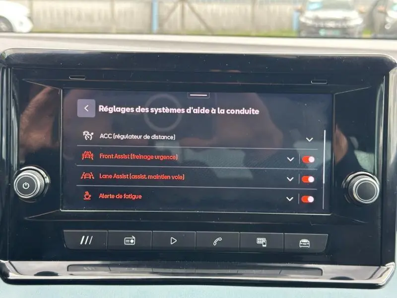 Écran tactile central du SEAT Arona 2025 affichant les réglages d'aide à la conduite avec options activées.