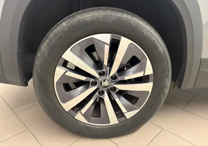 Gros plan sur la roue avant droite du Skoda Kodiaq gris graphite, mettant en valeur la jante alliage au design moderne.