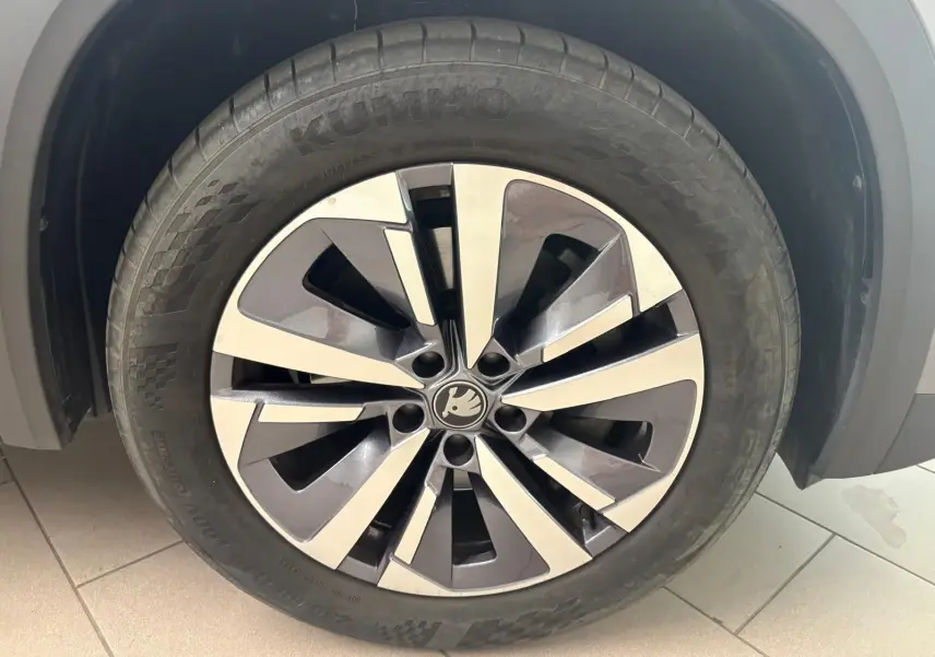 Gros plan sur la roue avant droite d’un Skoda Kodiaq gris graphite, jante alliage bicolore au design moderne.