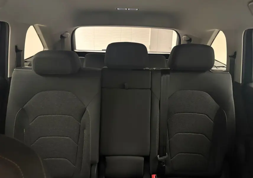 Vue intérieure arrière montrant les sièges noirs du Skoda Kodiaq gris graphite 2025 en version 7 places.