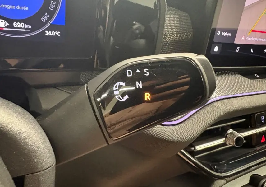 Le levier de vitesses automatique en mode marche arrière dans l'habitacle du Skoda Kodiaq gris graphite 2025.