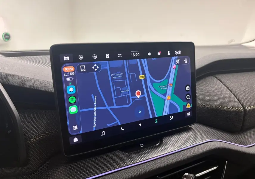Écran tactile central du Skoda Kodiaq 2025 gris graphite, affichant une carte de navigation avec interface connectée.