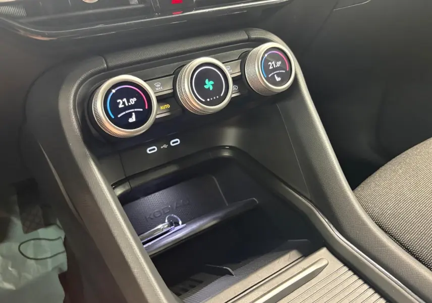 Gros plan sur la console centrale du Skoda Kodiaq 2025, avec commandes de climatisation digitales et finition noire texturée.