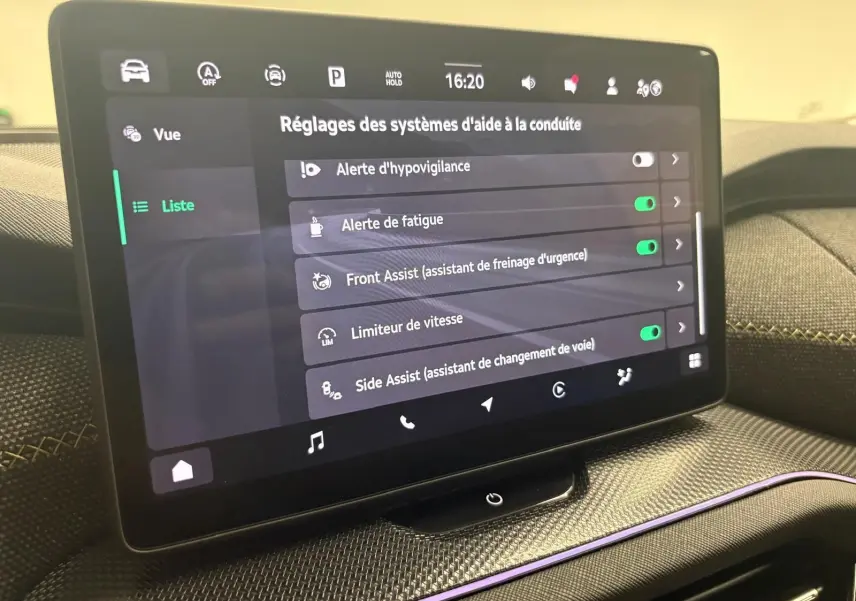 Écran tactile central du Skoda Kodiaq 2025 gris graphite affichant les réglages des aides à la conduite.