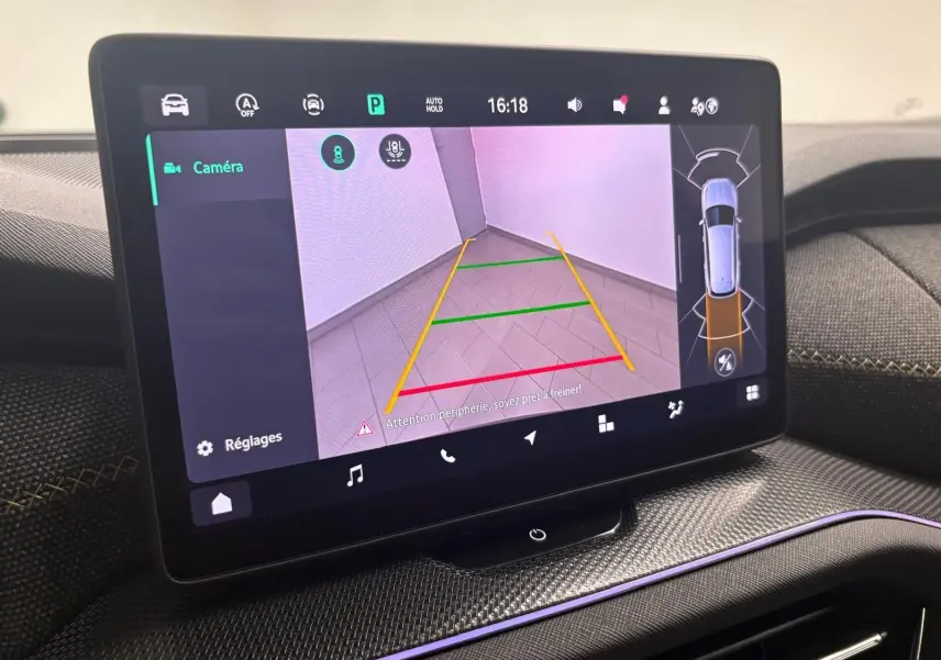 Écran tactile intérieur du Skoda Kodiaq 2025 montrant la caméra de recul avec guidage coloré et affichage des capteurs.