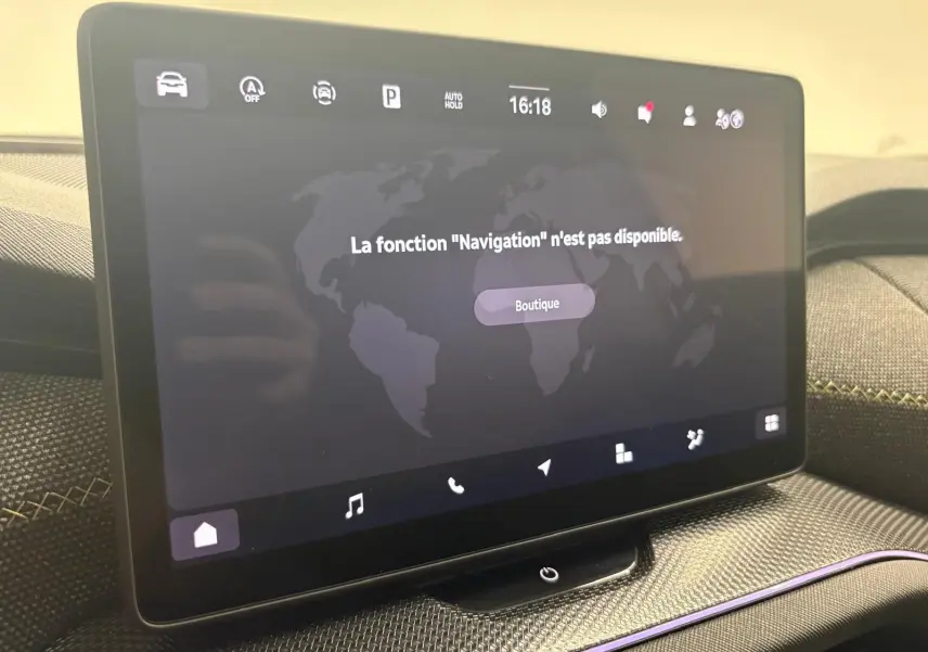 Écran tactile central du Skoda Kodiaq 2025 gris graphite, vue rapprochée de la console avec message de navigation indisponible.