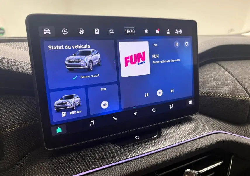 Écran tactile central du Skoda Kodiaq gris graphite 2025, affichant le statut du véhicule et la radio FM.