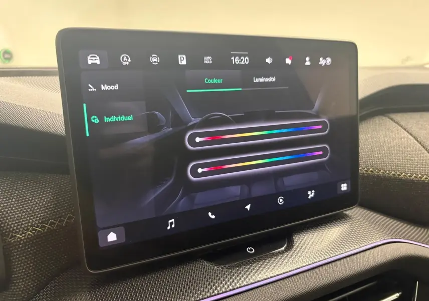 Écran tactile central du Skoda Kodiaq 2025 gris graphite, affichant les réglages de couleur et luminosité intérieure.