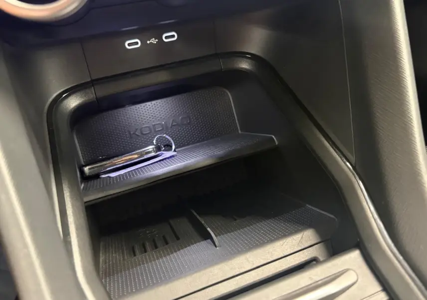Détail de la console centrale du Skoda Kodiaq 2025, avec zone de rangement et ports USB visibles.