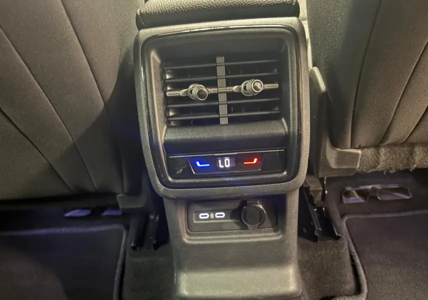 Détail de la console arrière du Skoda Kodiaq gris graphite 2025, montrant les aérateurs et commandes de climatisation pour les passagers arrière.