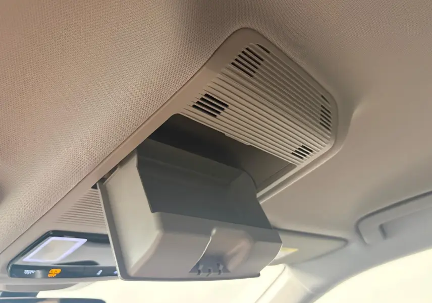Boîte à lunettes ouverte sous le plafond intérieur du Skoda Kodiaq gris graphite vue côté droit.