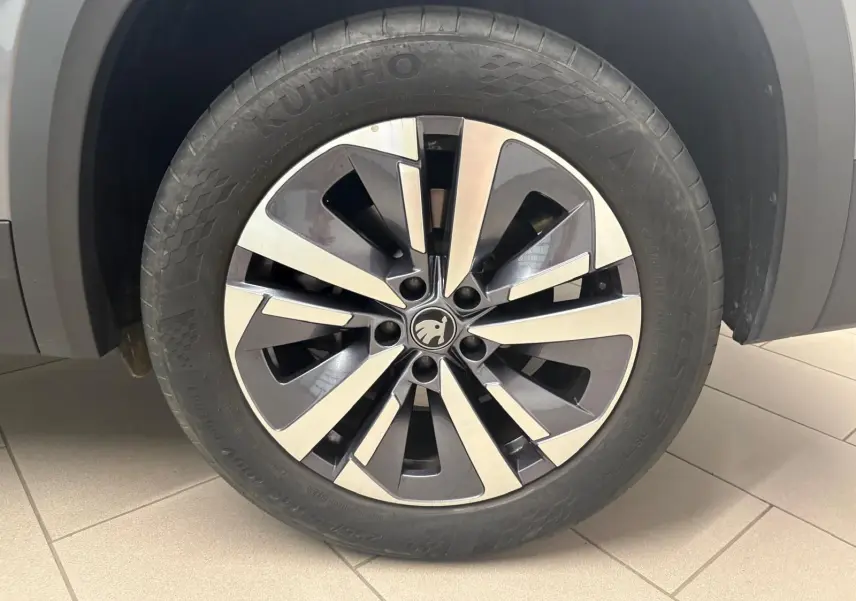 Gros plan sur la roue avant droite du Skoda Kodiaq gris graphite, mettant en valeur la jante alliage au design moderne.