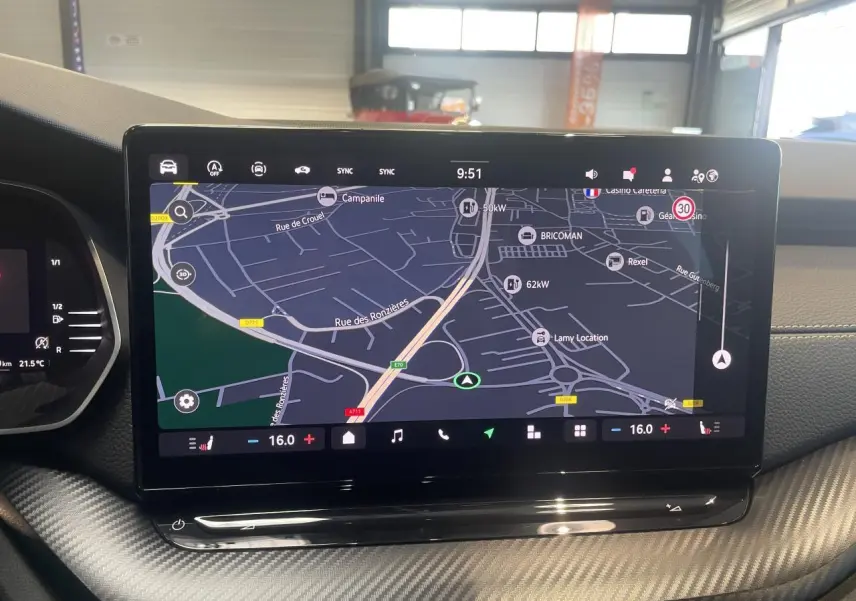 Écran tactile central du tableau de bord de la Skoda Octavia Sportline 2025, affichant la navigation GPS.