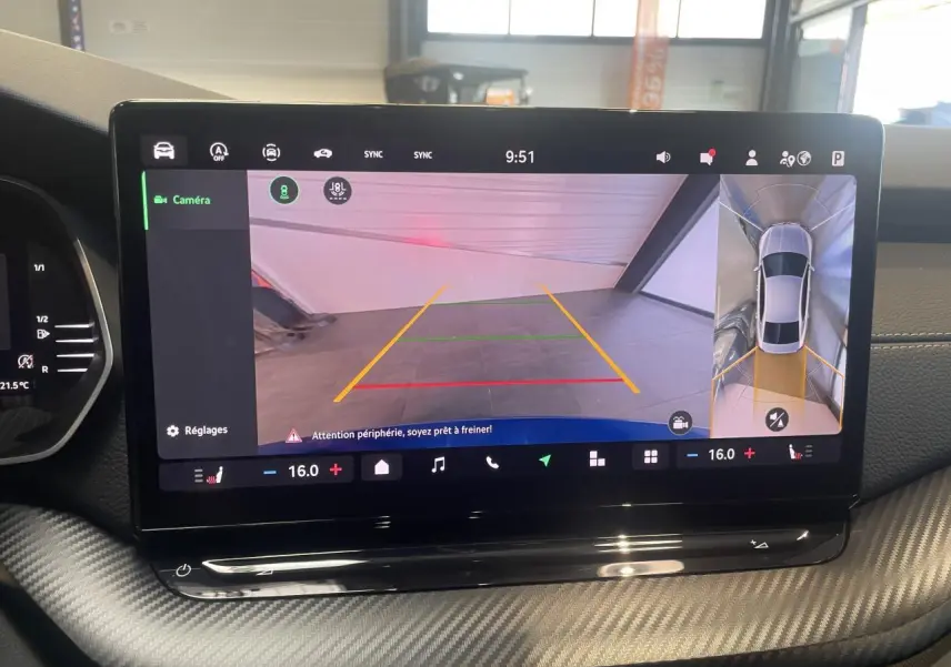 Écran tactile intérieur affichant la caméra de recul et vue 360° de la Skoda Octavia Sportline 2025.