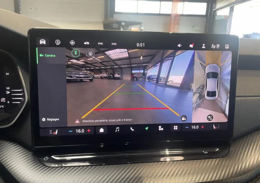 Écran tactile intérieur de la Skoda Octavia 2025 affichant la caméra de recul et vue 360° en garage.