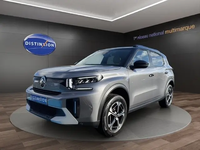 Vue 3/4 avant d'un Citroën C3 Aircross hybride gris foncé avec jantes distinctives et rétroviseurs noirs.