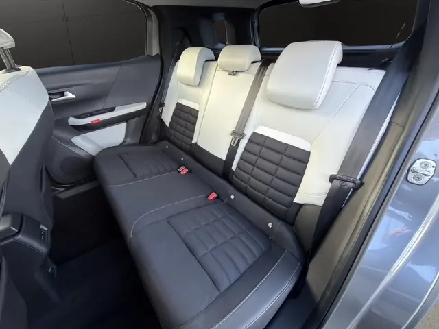 Vue intérieure arrière droite de la banquette bicolore noire et blanche du Citroën C3 Aircross gris foncé 2025 hybride.