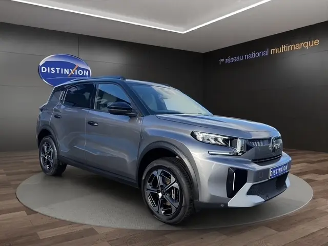 Citroën C3 Aircross hybride gris foncé en 3/4 avant droit, avec jantes noires et toit noir contrasté.