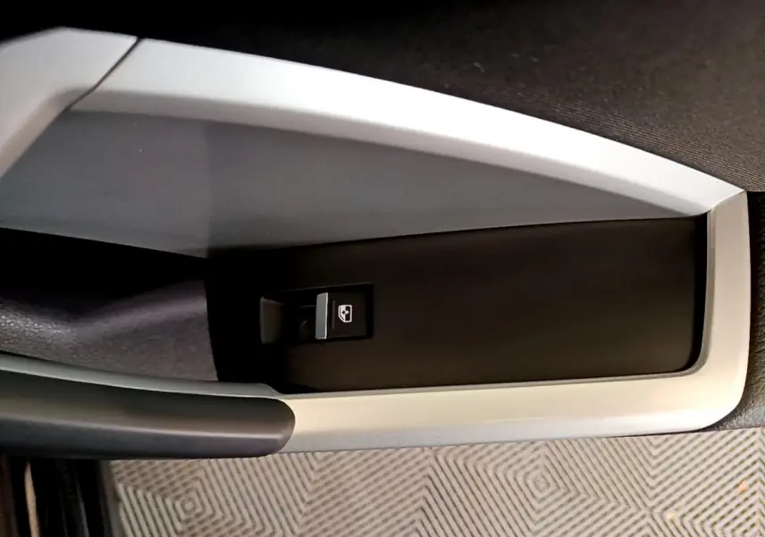 Gros plan sur la commande de lève-vitre électrique côté conducteur de l'Audi Q3 noir, finition Business Line 2021.