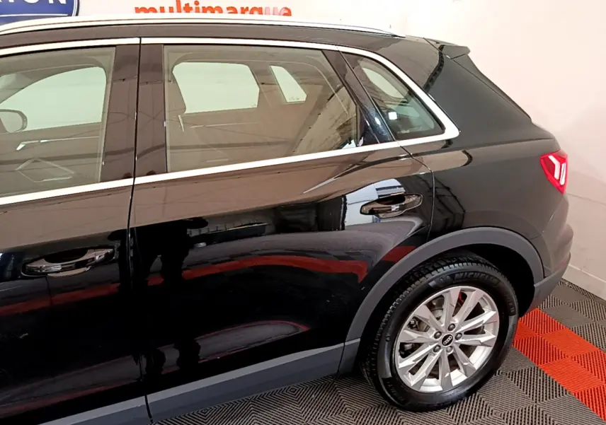 Vue latérale côté droit d’un Audi Q3 noir 35 TDI 150 S tronic Business Line avec jantes alliage et feux arrière LED.