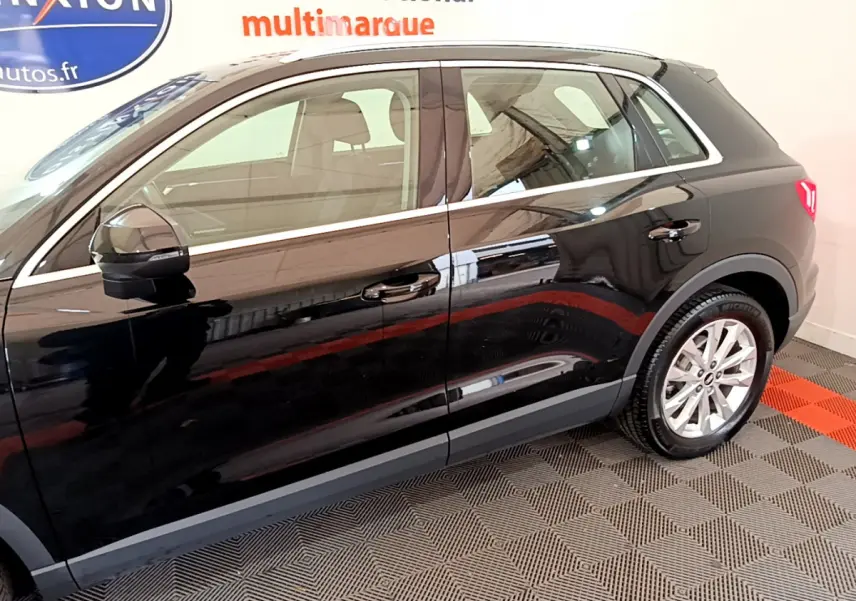 Vue latérale droite d'un Audi Q3 noir 2021 avec jantes alliage et rétroviseurs électriques chauffants.