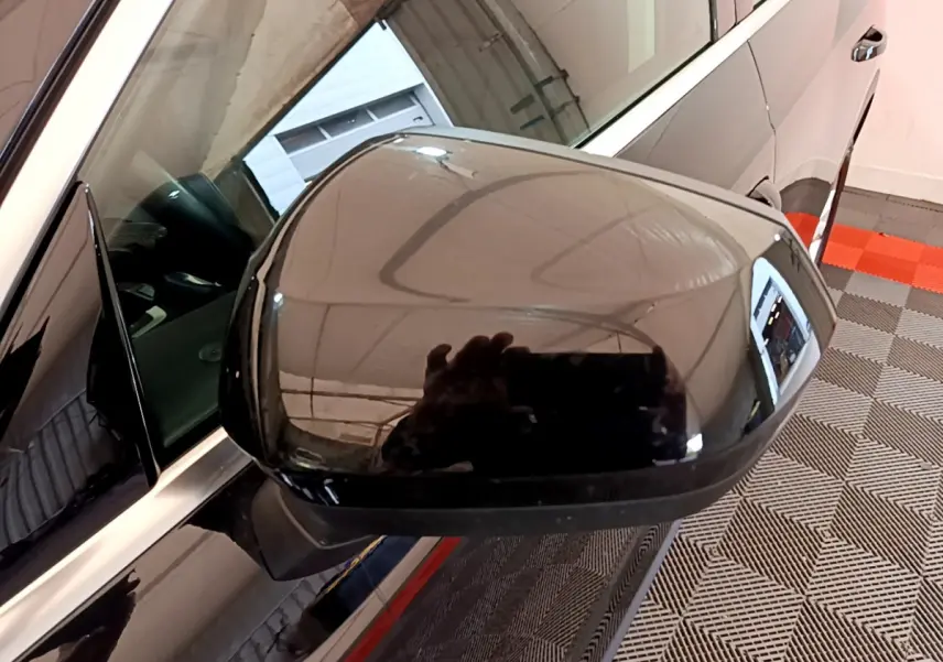 Gros plan sur le rétroviseur extérieur gauche noir brillant de l'Audi Q3 35 TDI 150 S tronic Business Line 2021.