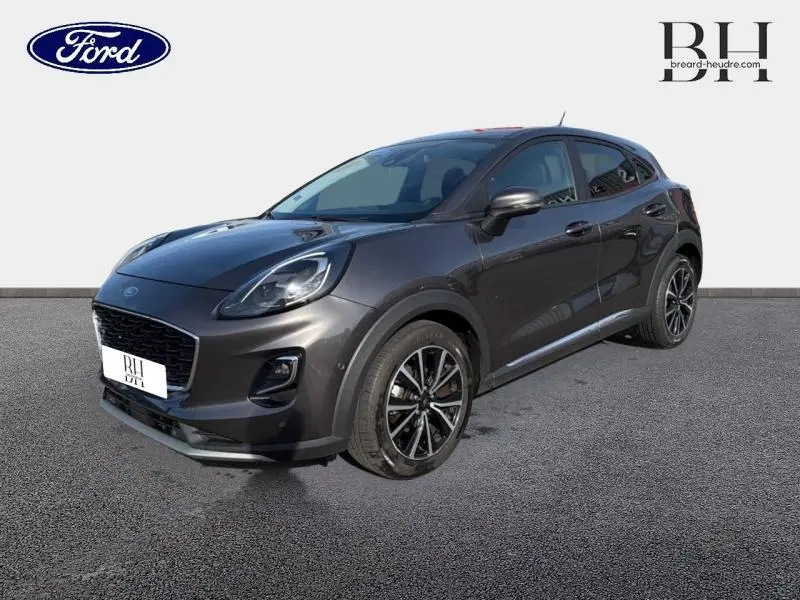 Ford Puma 1.0 EcoBoost 2020 en Fashion Gris Magnetic, vue 3/4 avant droit avec jantes alu noires et vitres teintées.