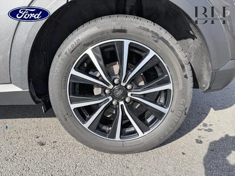 Gros plan sur la jante alu noire et argentée du Ford Puma 2020 Fashion Gris Magnetic, avec pneu Goodyear visible.