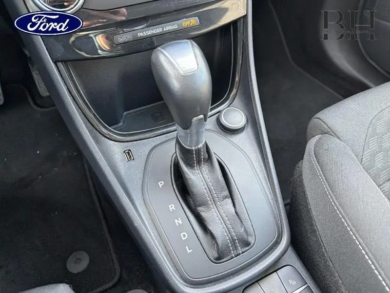 Gros plan sur le levier de vitesse cuir de la Ford Puma 2020, boîte auto, avec console noire et siège tissu gris visible.