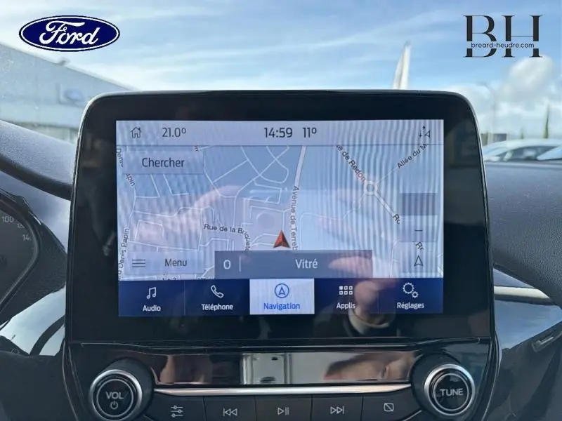 Écran tactile central du Ford Puma 2020 affichant la navigation, avec commandes audio et volume visibles.