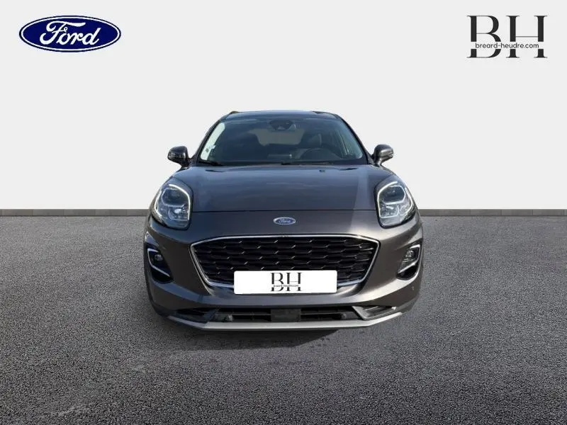 Vue de face du Ford Puma 1.0 EcoBoost gris Fashion Magnetic métallisé avec calandre noire et phares LED.