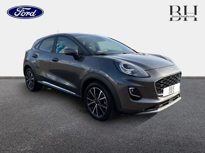 Ford Puma 2020 gris métallisé en vue 3/4 avant droit, avec jantes alu et phares LED distinctifs.