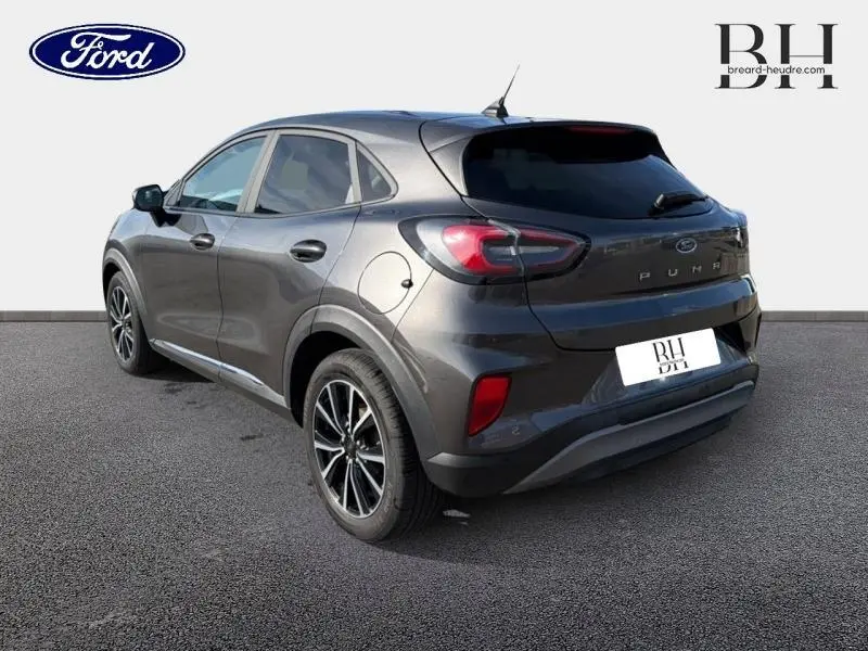 Vue 3/4 arrière droite du Ford Puma 2020 gris métallisé avec vitres arrière surteintées et jantes alu noires.
