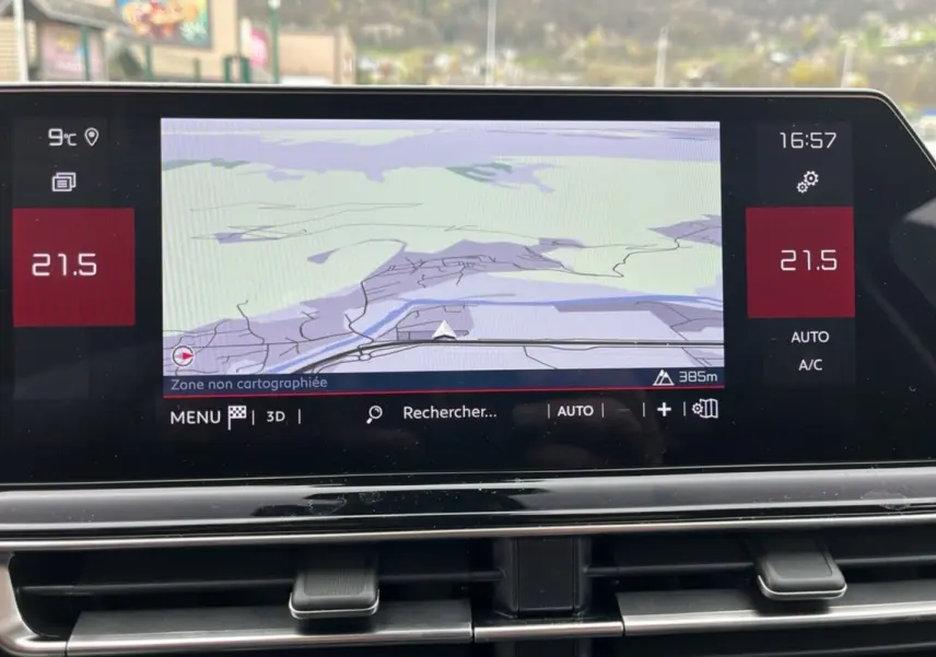 Écran tactile central du Citroën C5 Aircross Hybrid 145 en vue rapprochée, affichant la navigation et la climatisation.