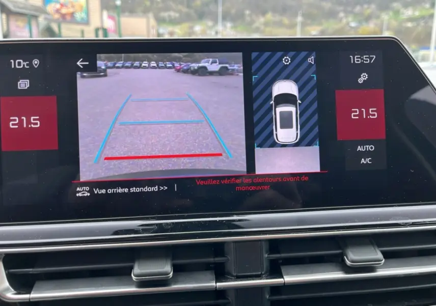 Écran intérieur du Citroën C5 Aircross Hybrid 145 montrant la caméra de recul et l'affichage de la climatisation.