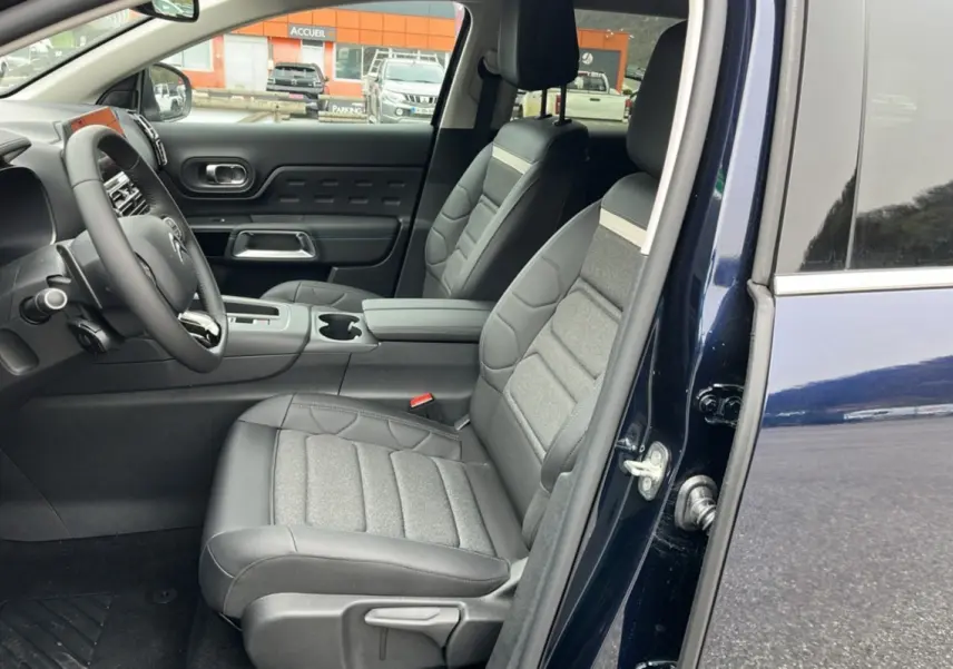 Vue intérieure côté conducteur du Citroën C5 Aircross Hybrid 145 en Eclipse Blue, sièges advanced comfort gris et noir.