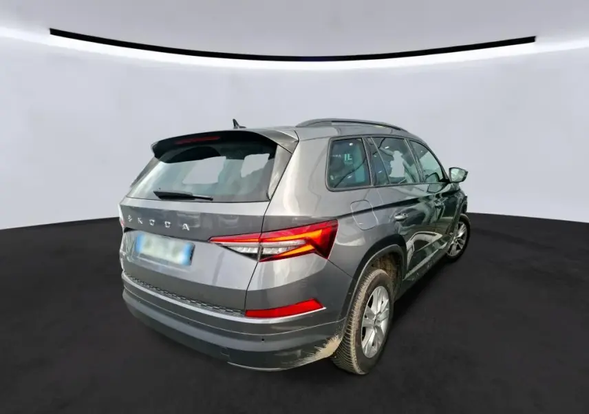 Vue 3/4 arrière droite d’un Skoda Kodiaq gris 2023 avec jantes alu 17 pouces et lunette arrière dégivrante.