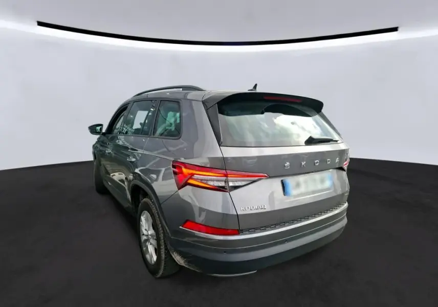 Vue 3/4 arrière droite d'un Skoda Kodiaq gris 2023 avec feux LED et jantes alu 17 pouces.
