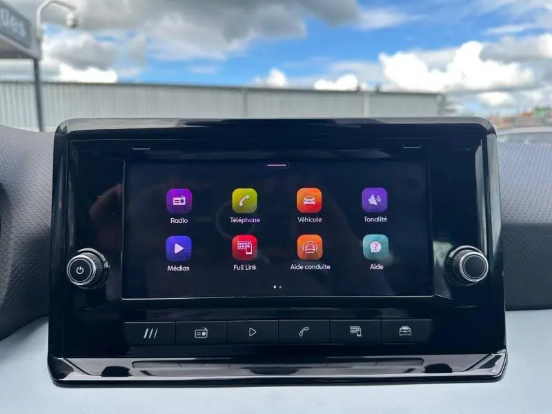 Écran tactile central du tableau de bord du SEAT Arona 2025 affichant les menus radio, téléphone et véhicule.