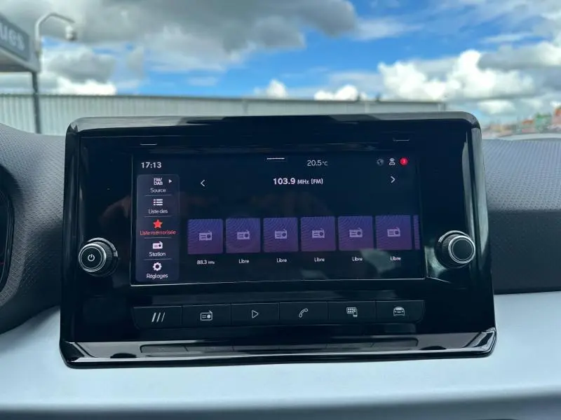 Écran tactile central du tableau de bord du SEAT Arona 2025, affichant la radio FM à 103.9 MHz.