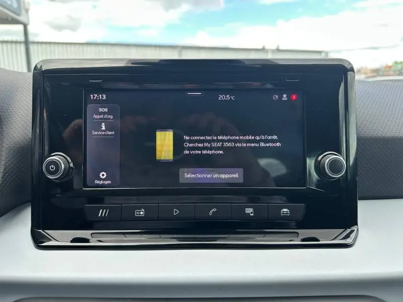 Écran tactile central de la SEAT Arona 2025 en gros plan, affichant le menu Bluetooth sur fond noir.