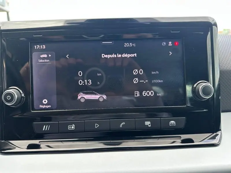 Écran tactile central du tableau de bord du SEAT Arona 2025 affichant les données de trajet et autonomie.