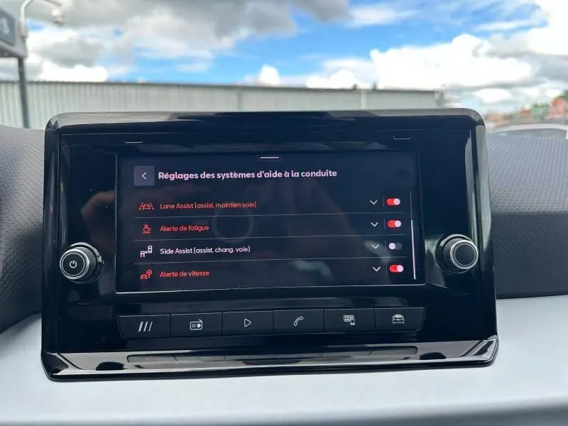Écran tactile central du tableau de bord du SEAT Arona 2025 montrant les réglages d’aides à la conduite.