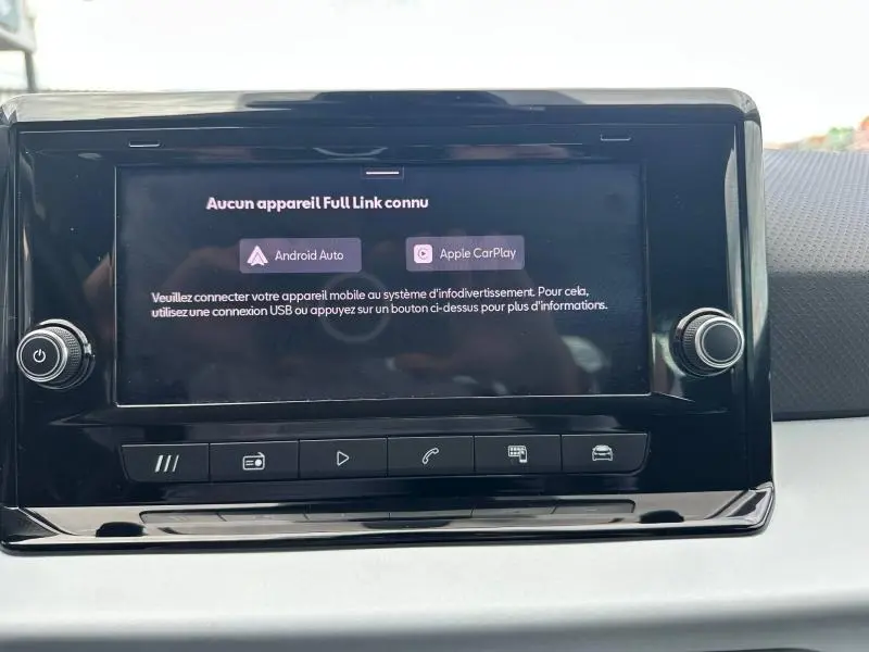 Écran tactile central du tableau de bord du SEAT Arona 2025, affichant les options Android Auto et Apple CarPlay.