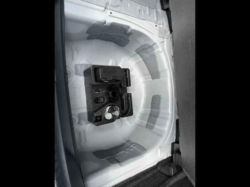 Vue rapprochée de la niche blanche sous le coffre du SEAT Arona 2025 avec rangement pour outils et accessoires.