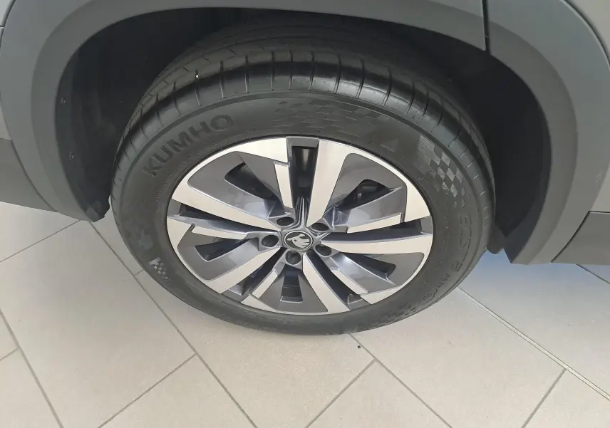 Gros plan sur la roue avant droite du Skoda Kodiaq gris graphite 2025 avec jante alliage et pneu Kumho.