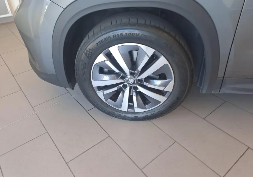 Gros plan sur la roue avant gauche gris graphite d’un Skoda Kodiaq 2025 avec jante alliage distinctive.
