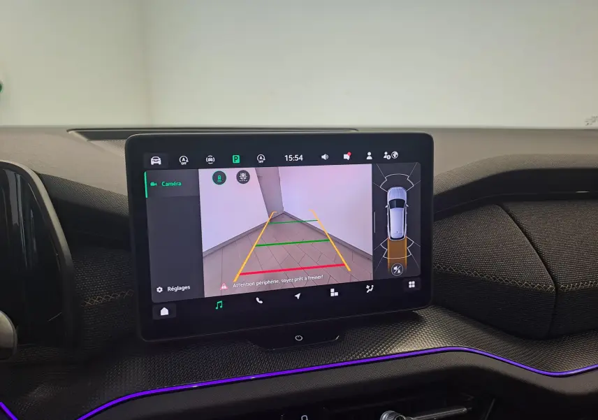 Écran central du Skoda Kodiaq 2025 gris graphite montrant la caméra de recul avec lignes de guidage et vue 360° intérieure.