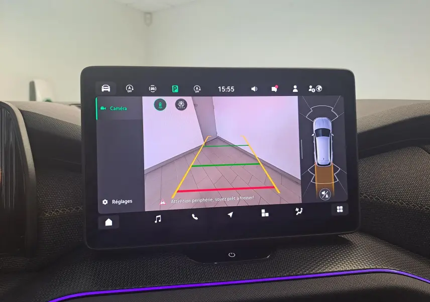 Écran tactile intérieur du Skoda Kodiaq 2025 gris graphite montrant la caméra de recul avec aides au stationnement.