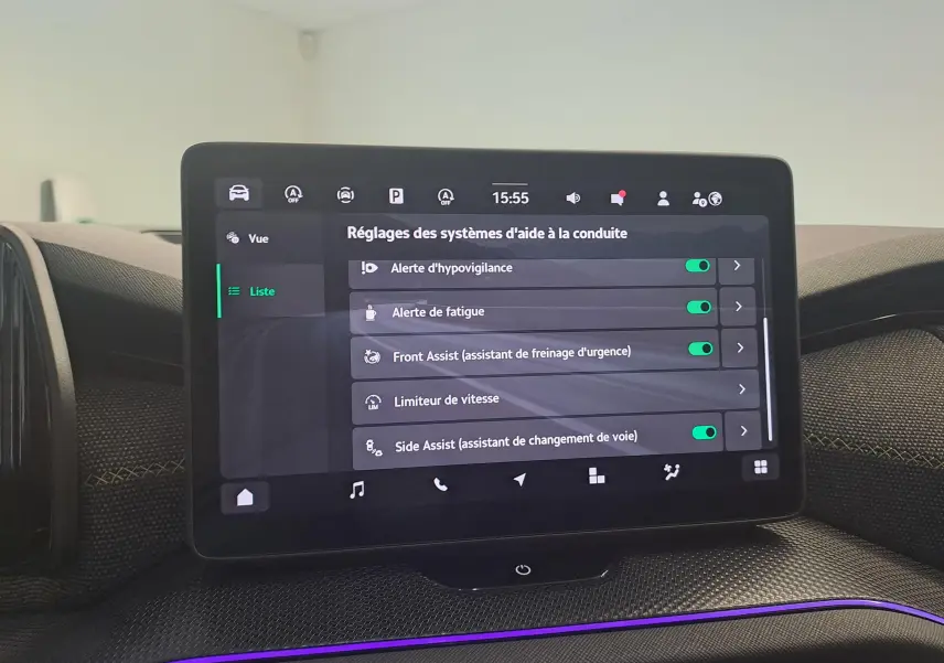 Écran tactile central du Skoda Kodiaq 2025 gris graphite affichant les réglages des aides à la conduite.